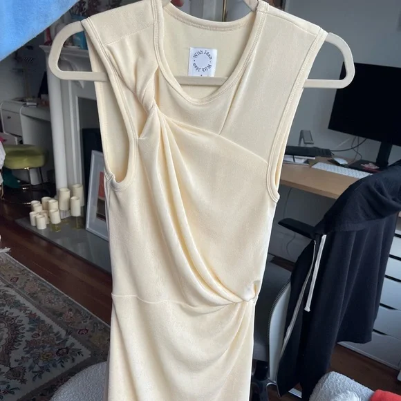 With Jean Dani dress in pearly yellow - Picture 3 of 8